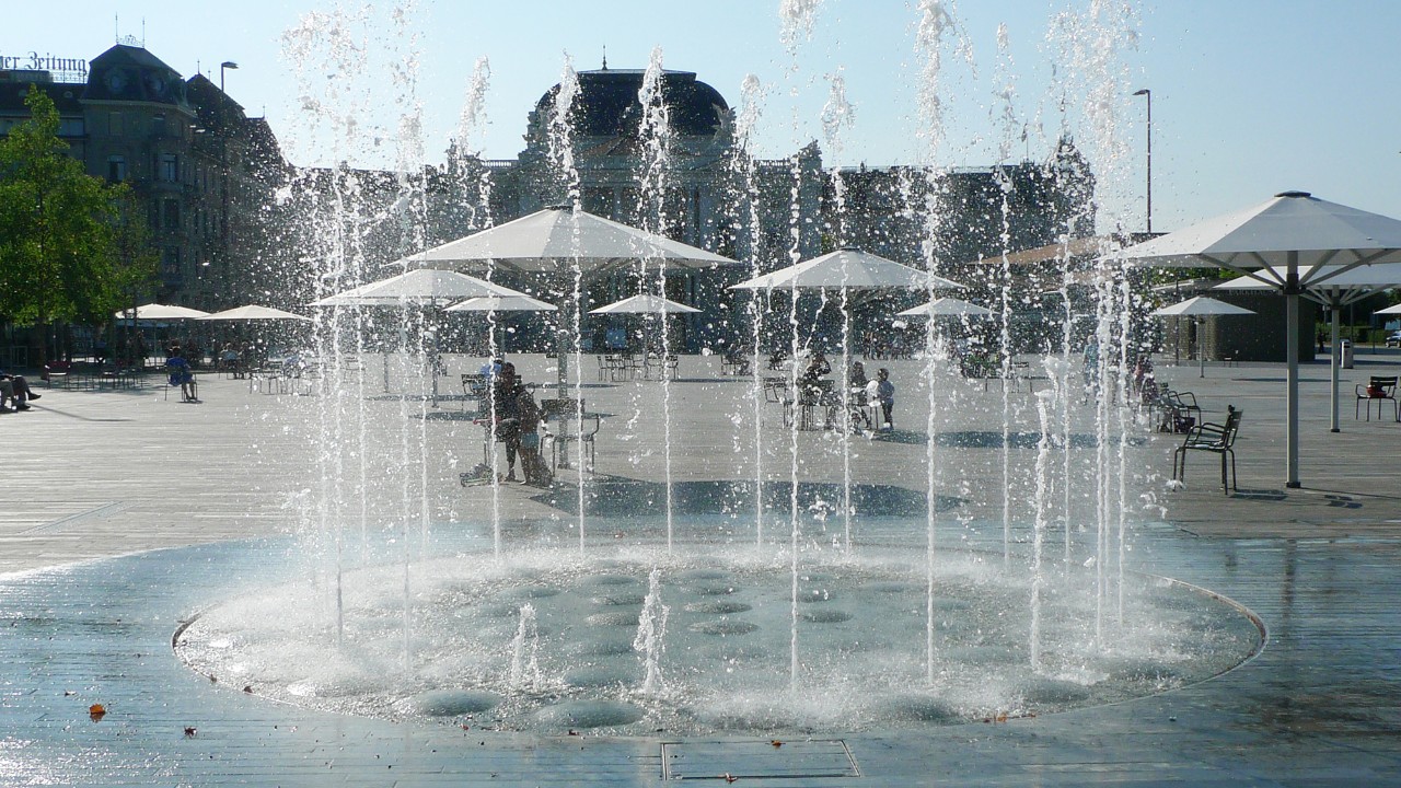 Am Sechseläutenplatz sorgt das Wasserspiel mit seinen Fontänen für Abkühlung.